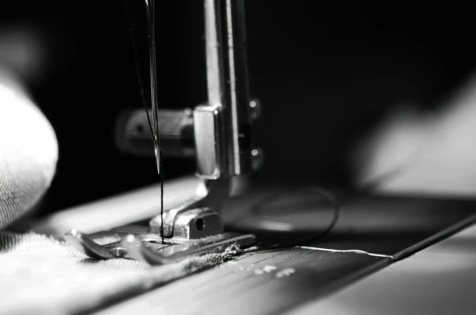 sewing-machine-grey-scale-photography-and-close-up-photography-scaled-1